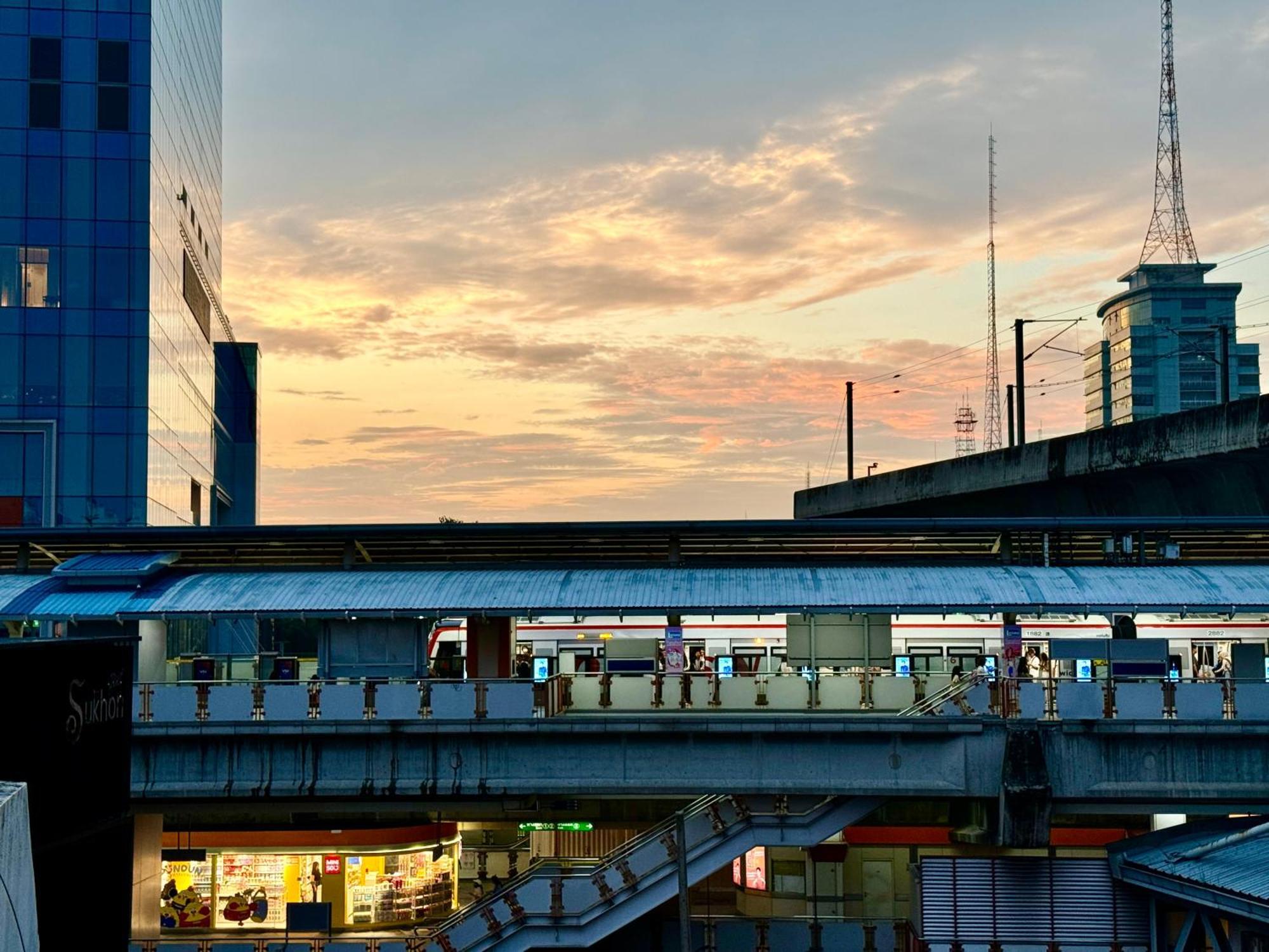 Avalan Phayathai Airport Link Bangkok Buitenkant foto